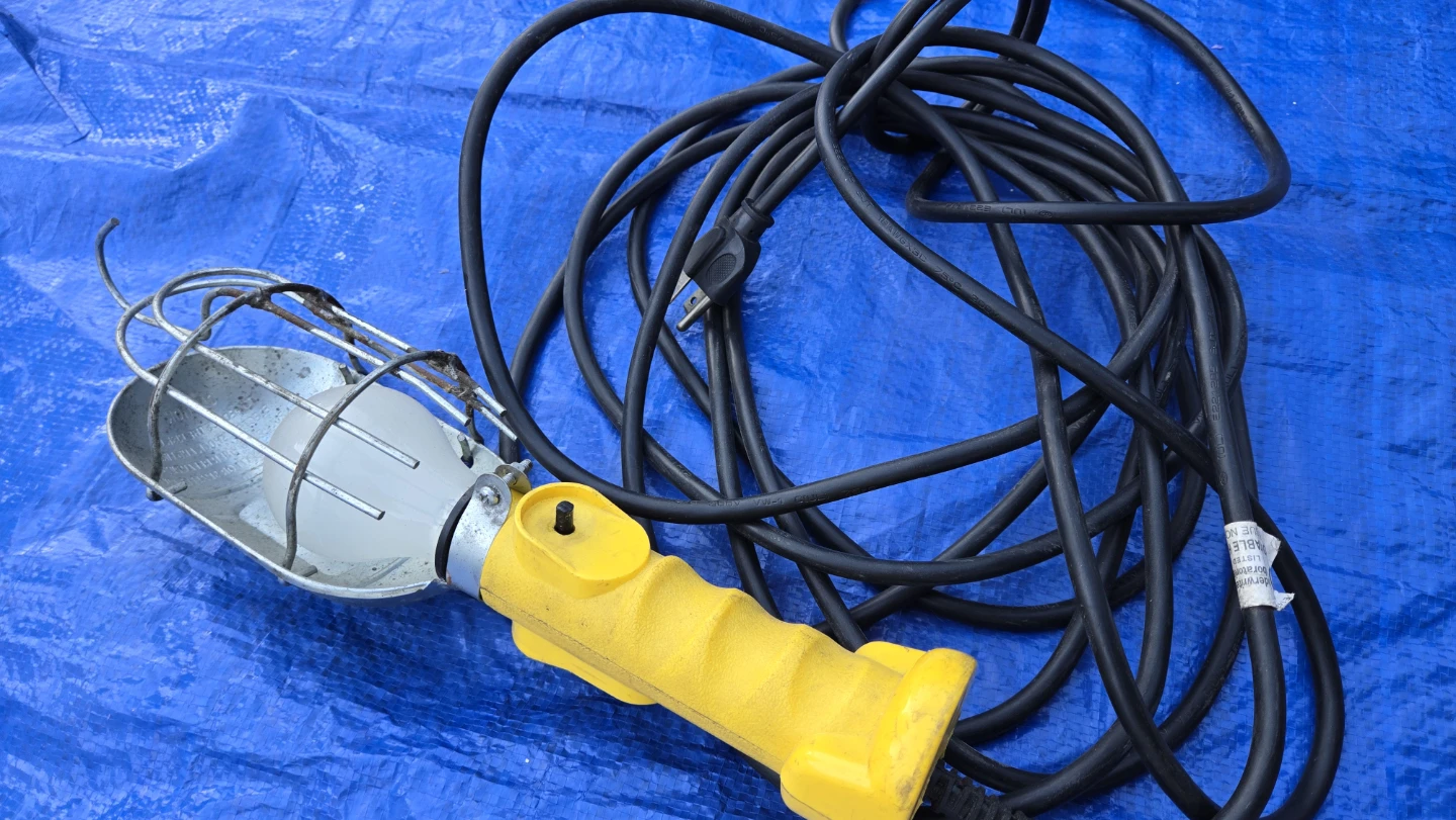 Hand-held work light with 24ft cord - photo 2