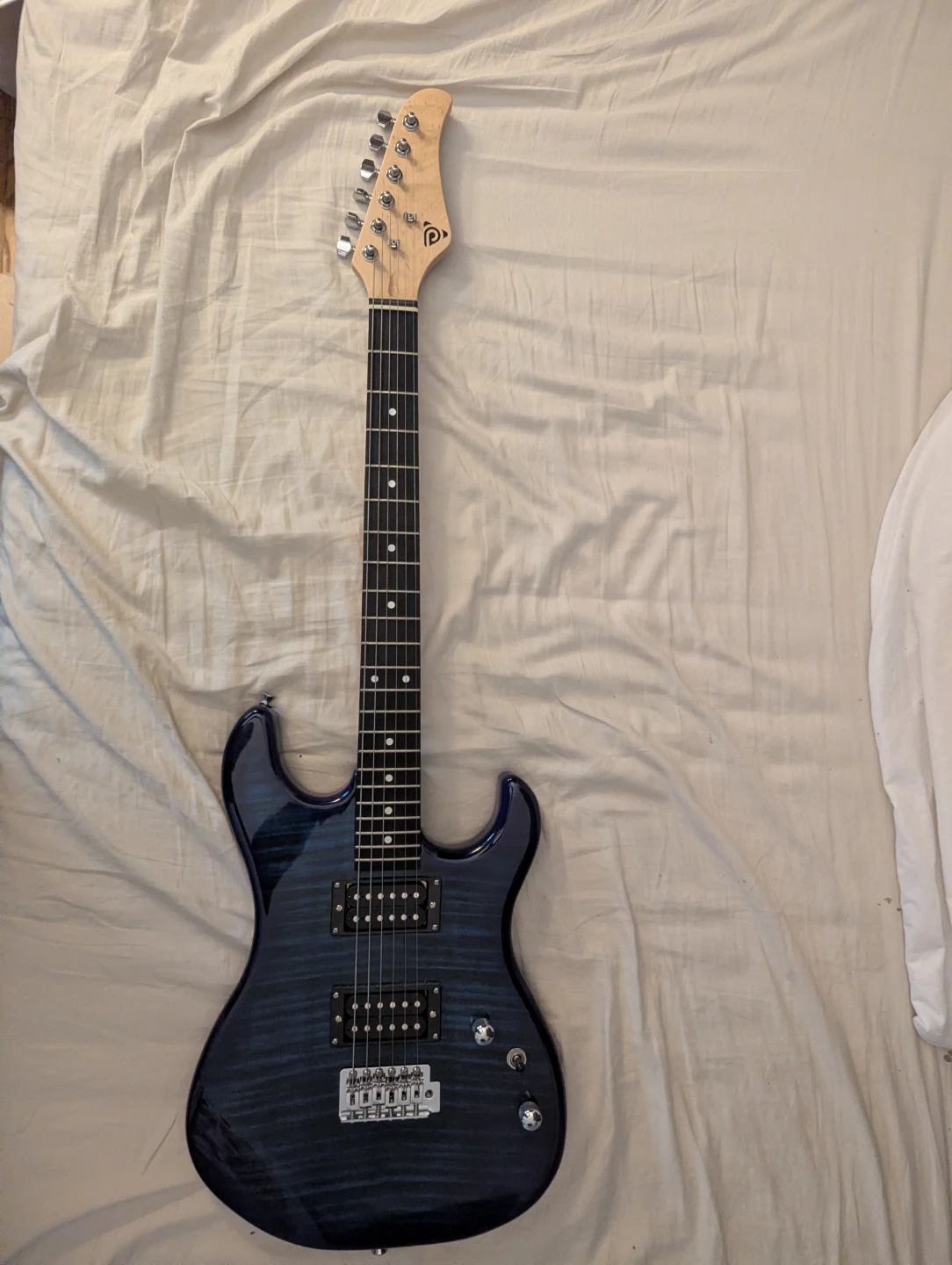 Electric Guitar Kit with Amp, Guitar Case, and Accesories. - photo 2