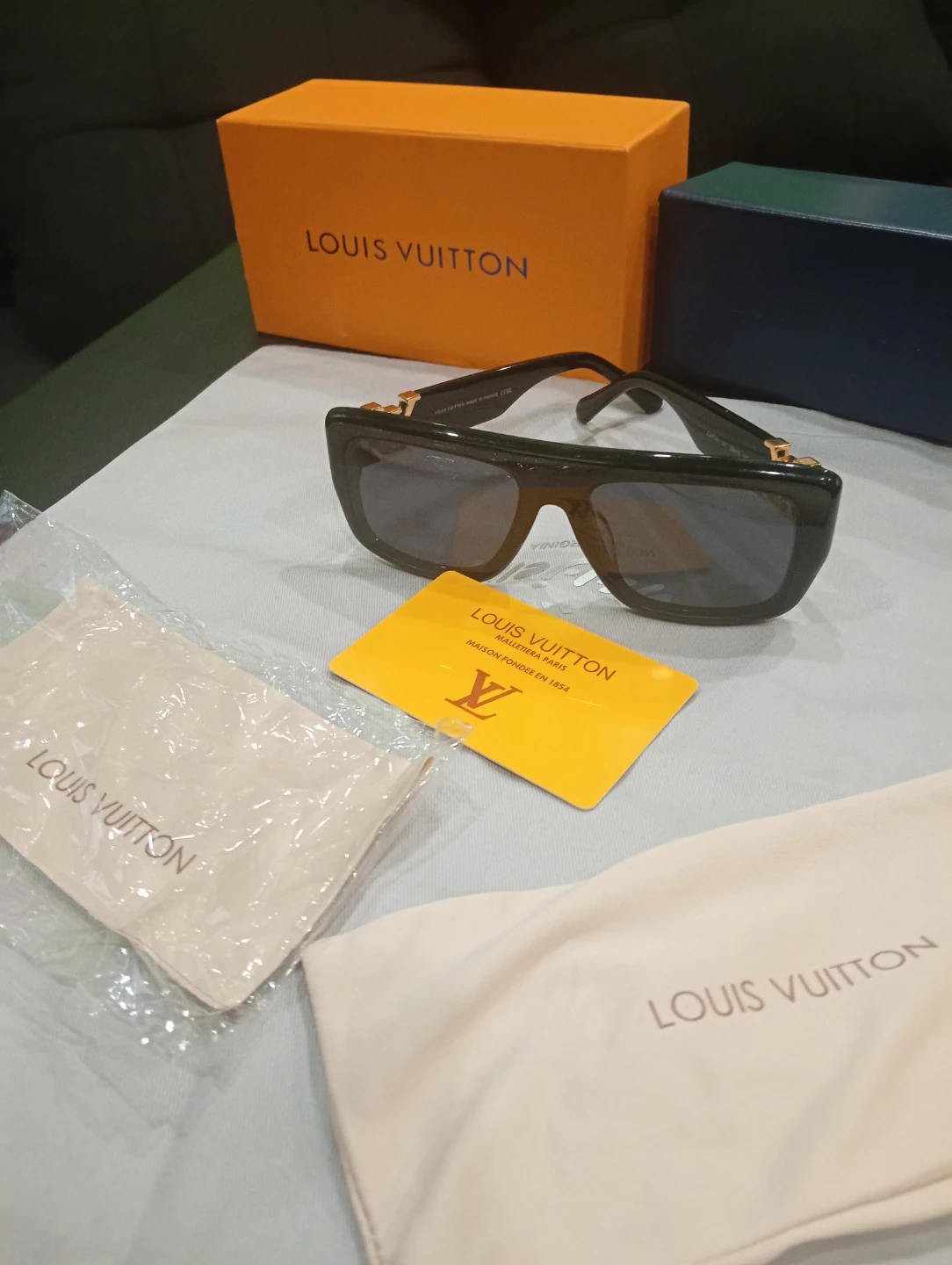 Louis Vuitton Black Sunglasses unisex - photo 2