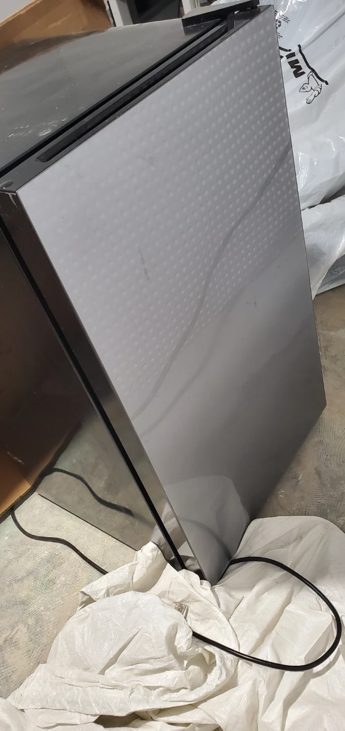 Insignia mini fridge. New is for $399. - photo 4