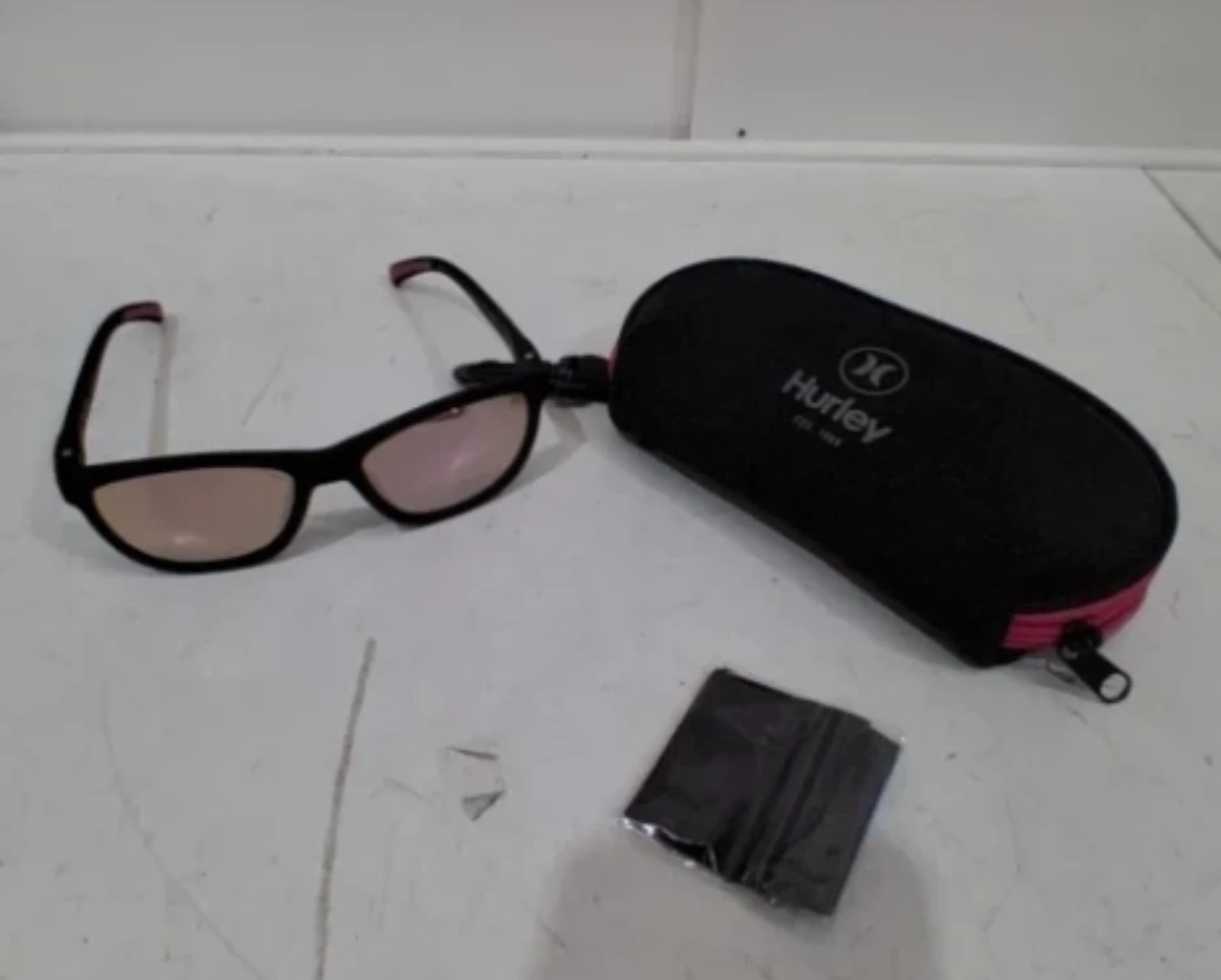 Hurley Sunglasses with Case - photo 3