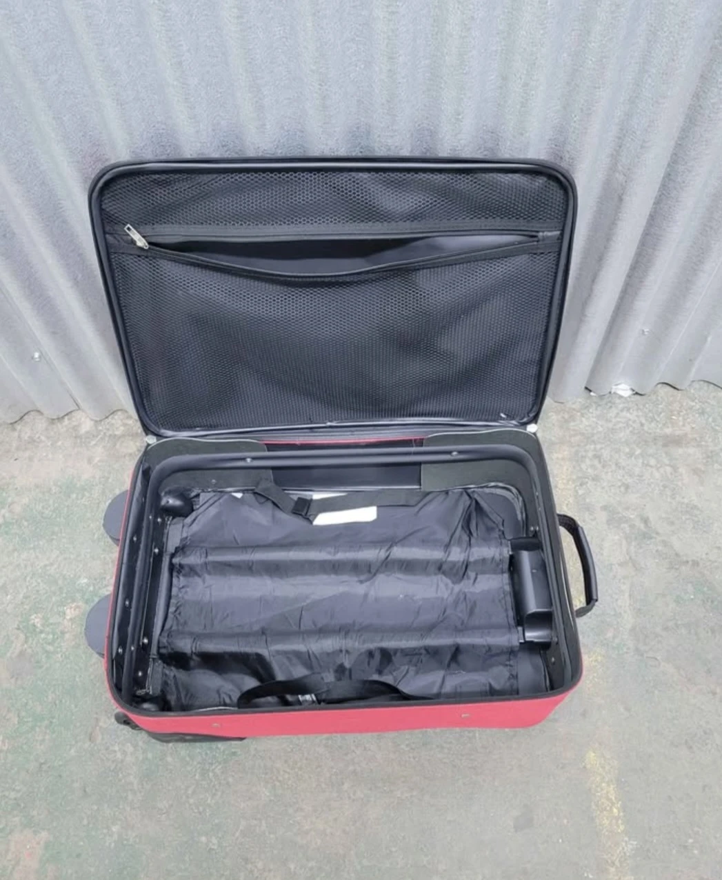 Small American Tourister Red Suitcase - photo 4