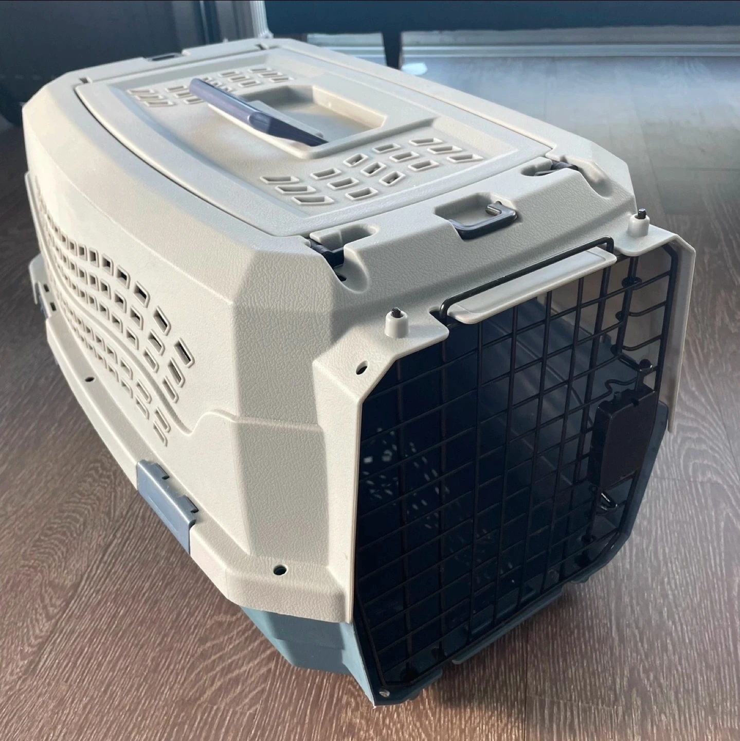 AmazonBasics Two-Door Pet Kennel - photo 2