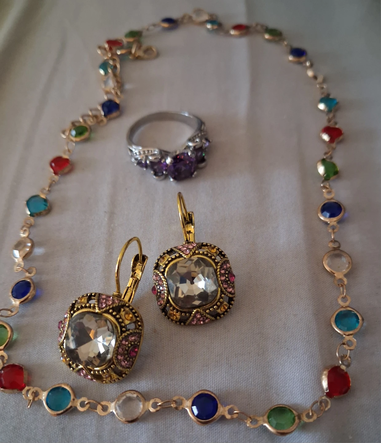 Jewellery set with necklace, earrings, and ring