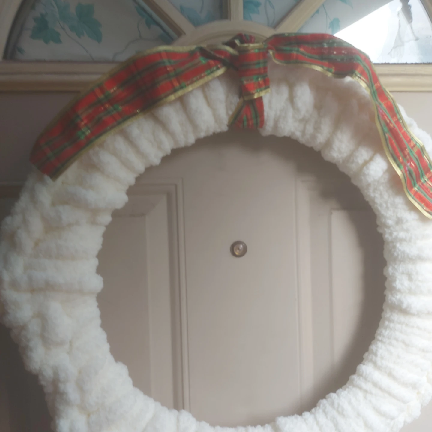 White Yarn Christmas Wreath with Ribbon - photo 2