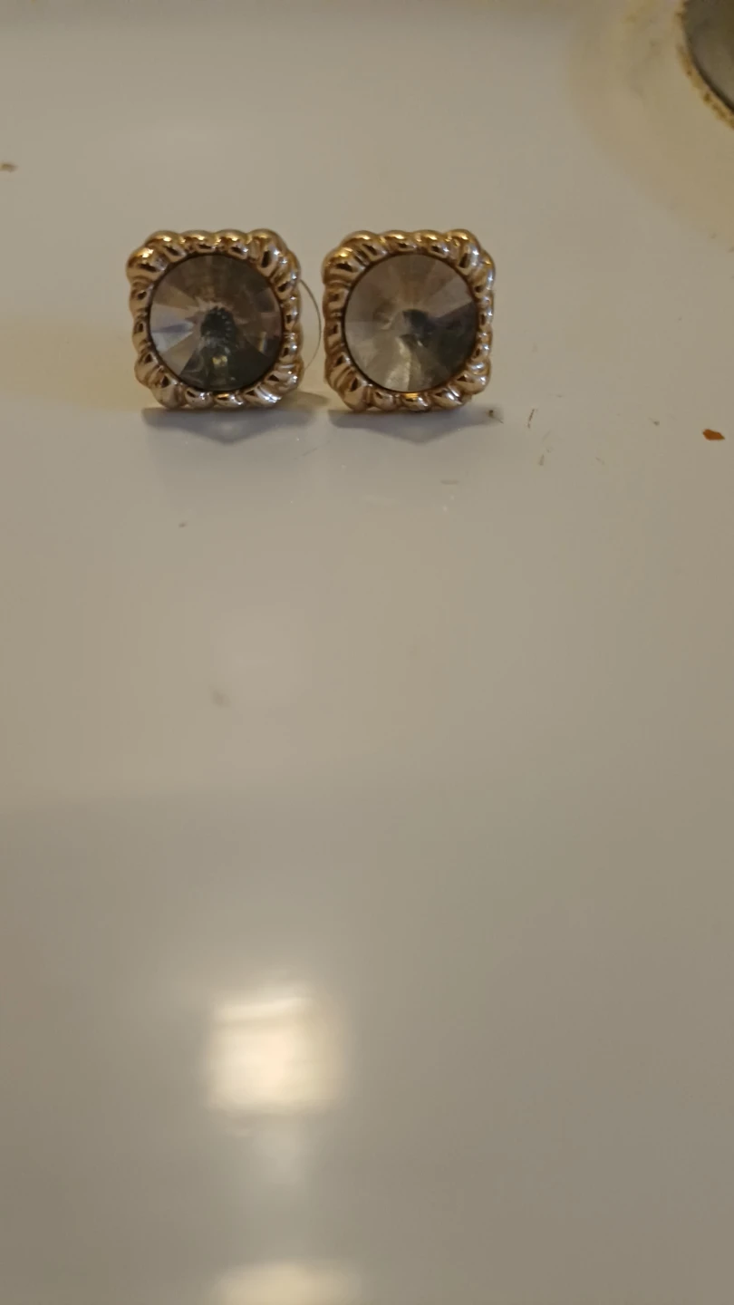 Gold-tone crystal square stud earrings🏈