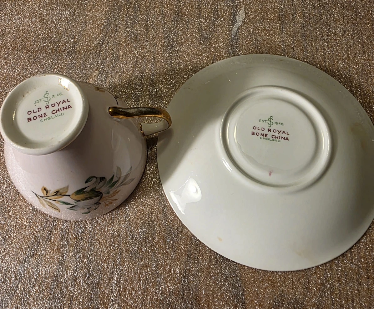 Old Royal England Pink Bone China Tiger Lily Teacup Saucer - photo 2