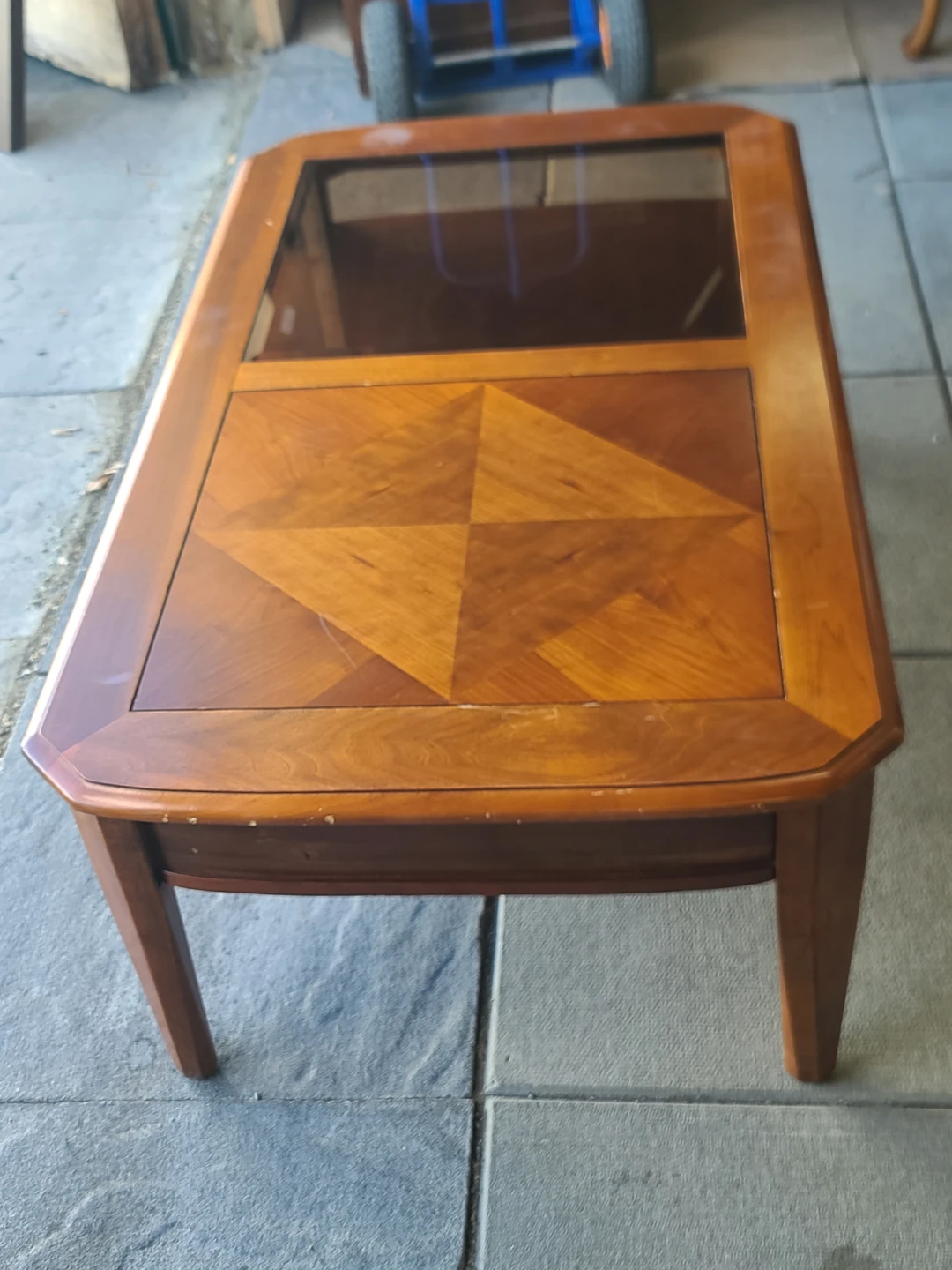 Wood coffee table with glass insert and drawer - photo 3