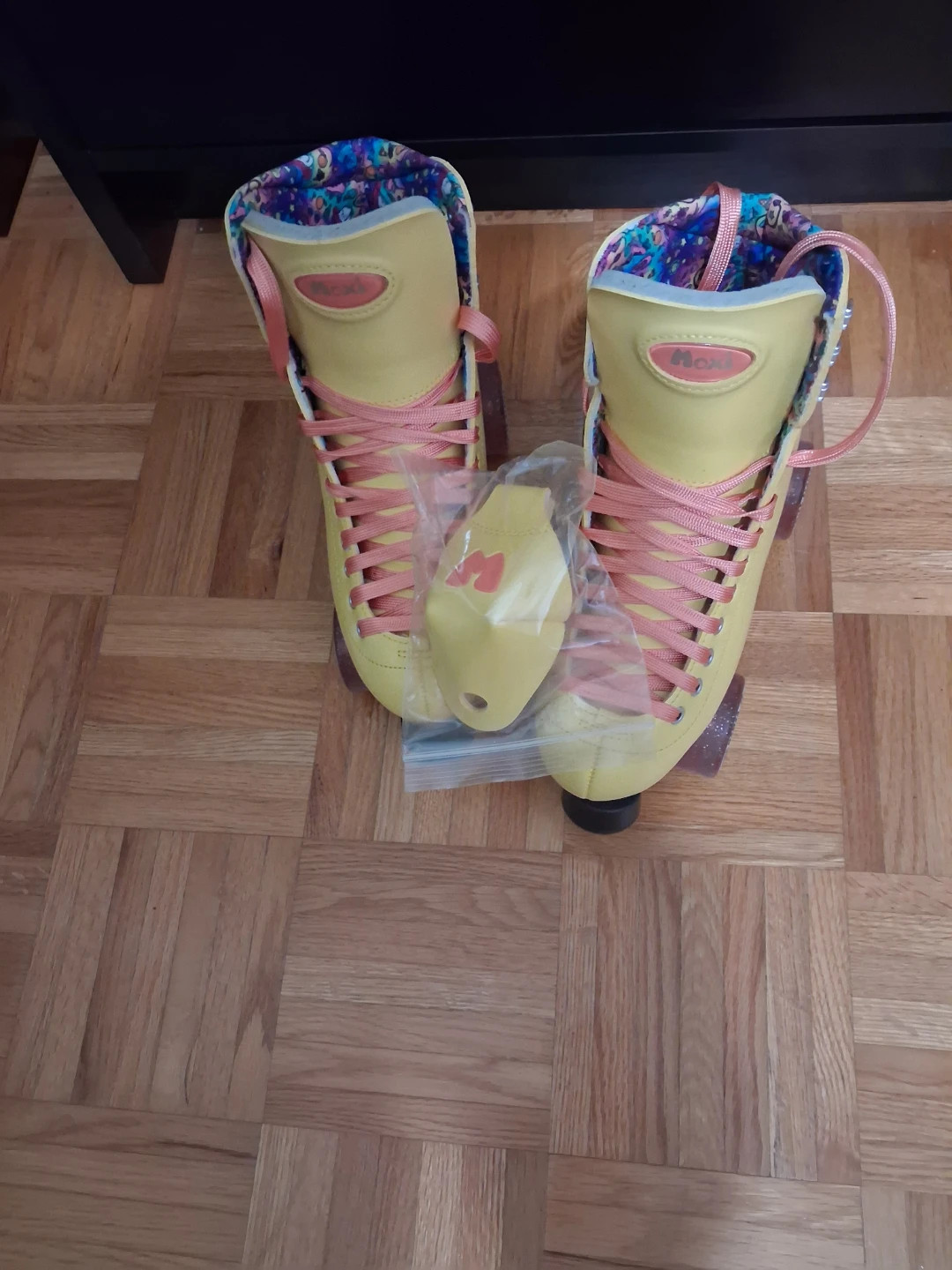 Moxi Beach Bunny Strawberry lemonade skates