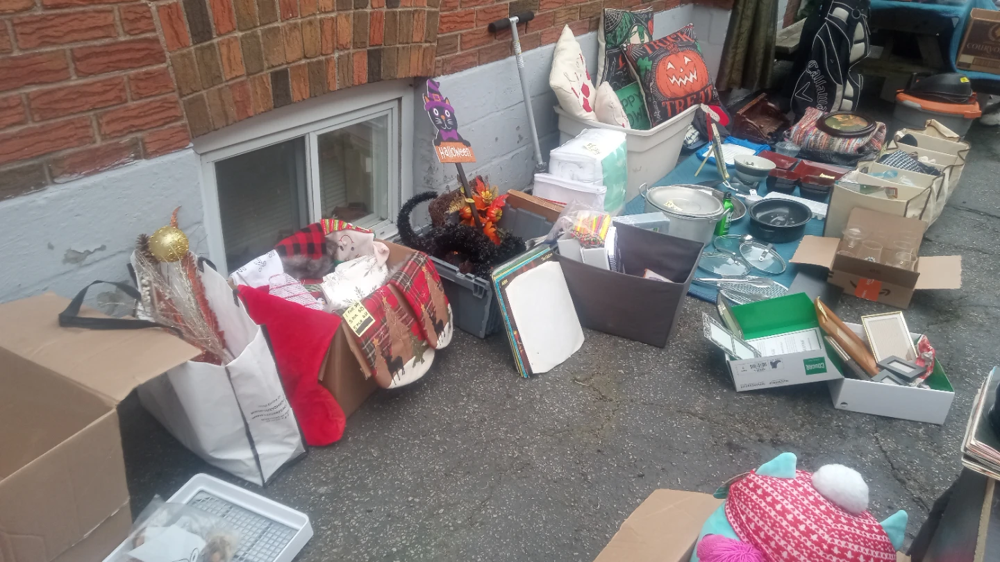Yard sale today  at 29 beechwood Ave York m6n 4s9 - photo 2
