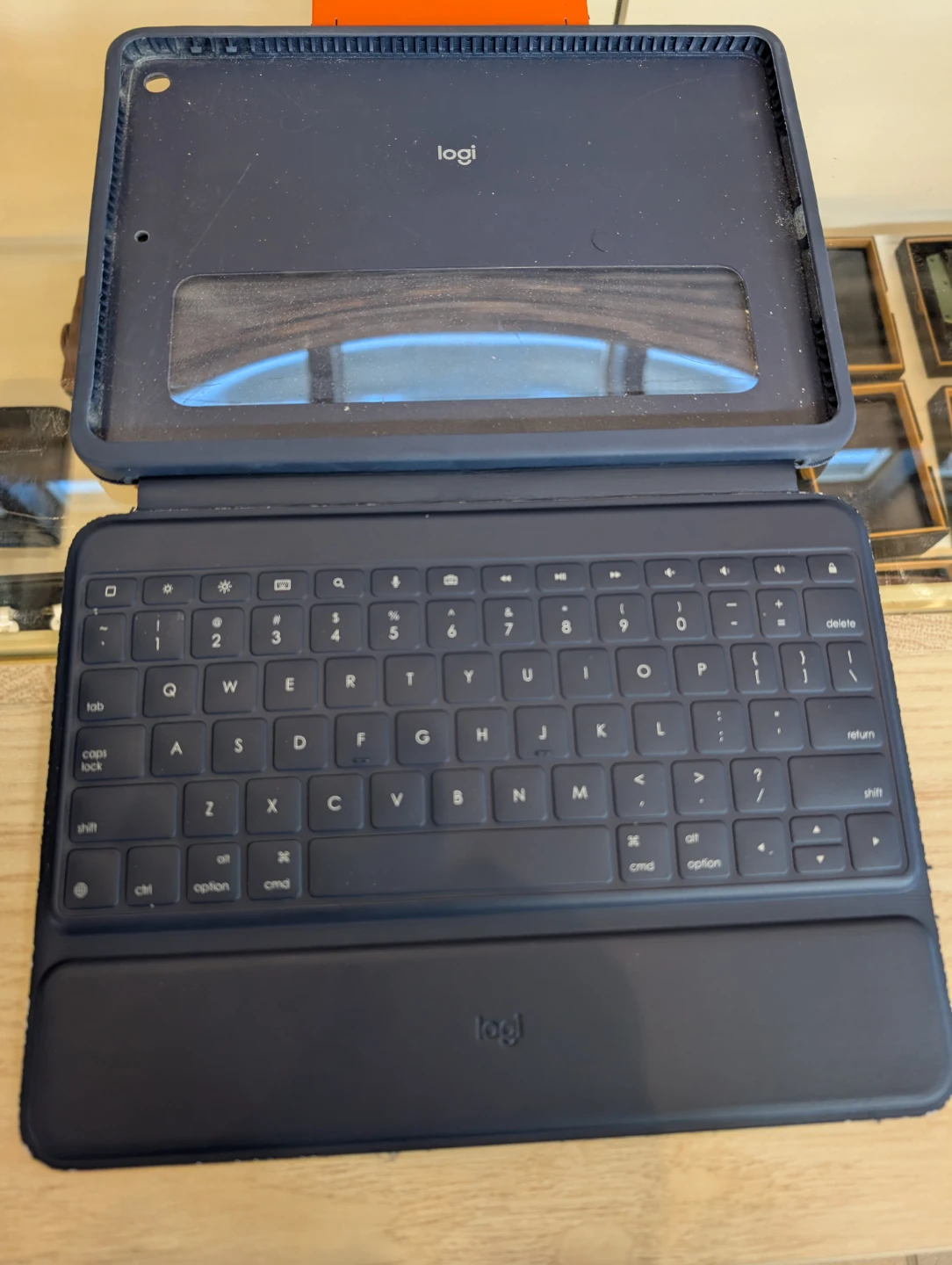 Apple iPad with Logitech Keyboard Case - photo 3