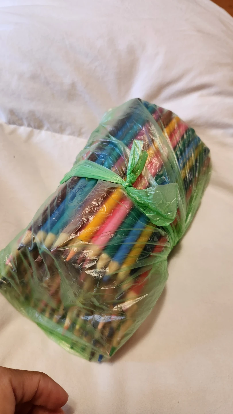 Like New Crayola Colouring Pencil Set - photo 3