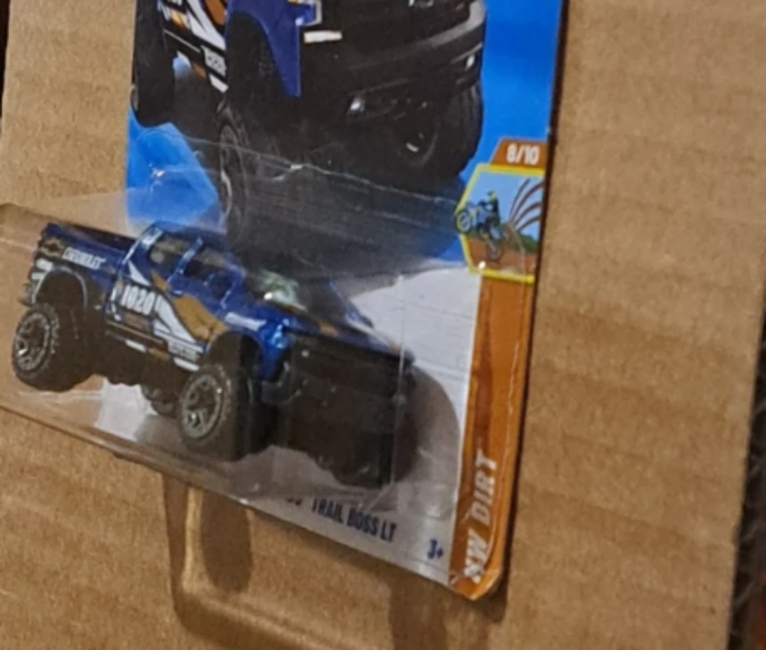 Hot Wheels '19 Chevy, Blue Silverado Trail Boss LT - photo 3