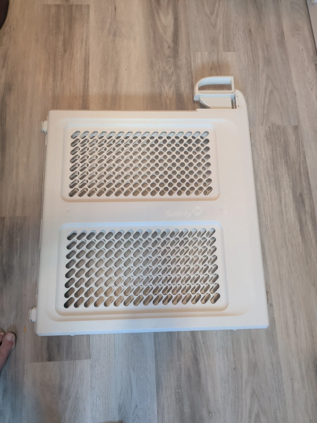 Safety 1st white baby gate