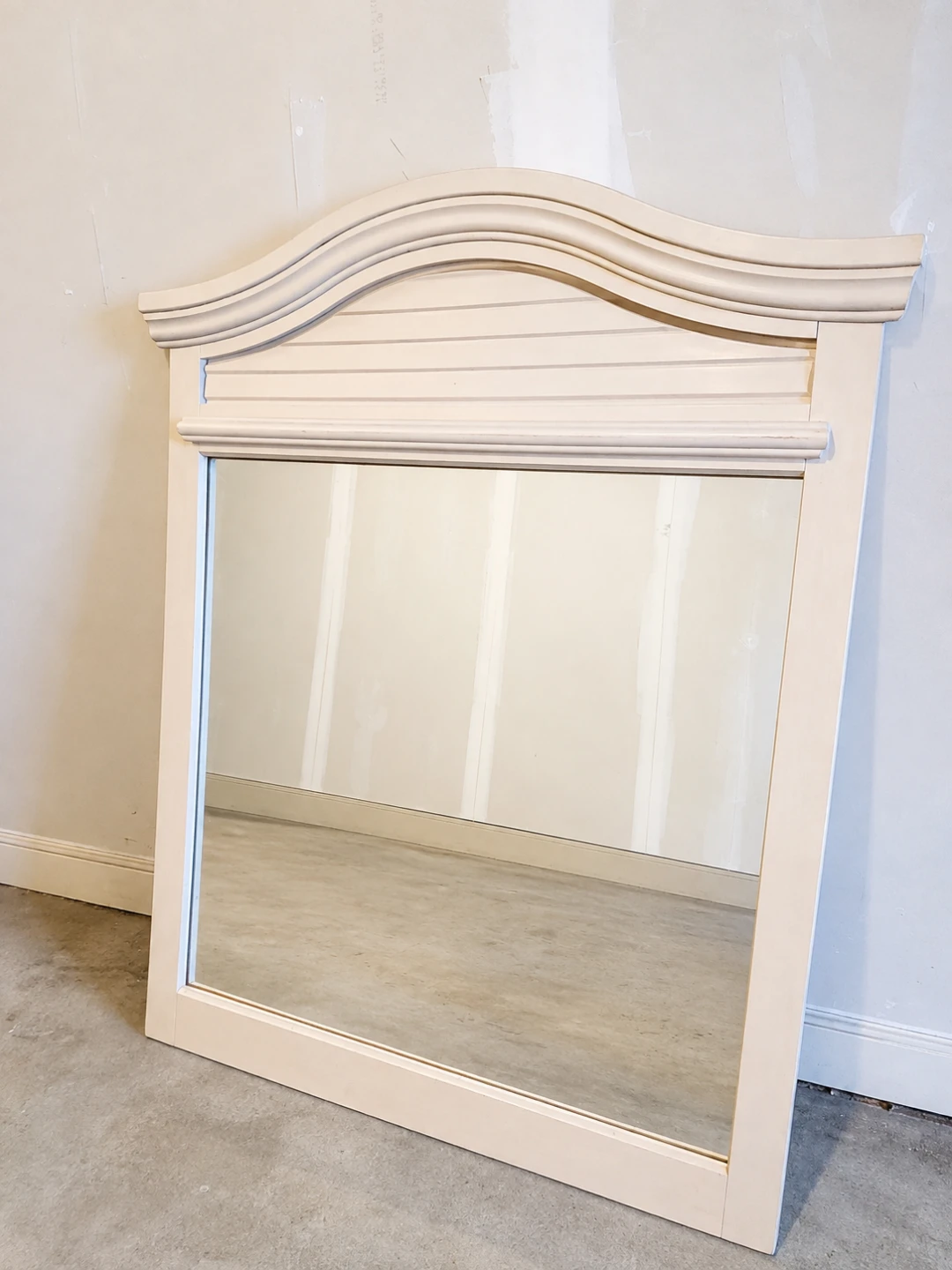 Cream-coloured wood mirror