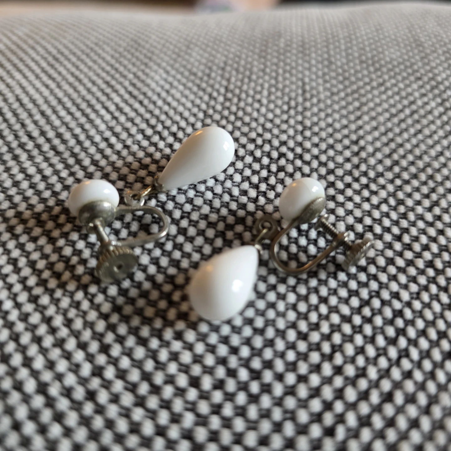 Vintage White Teardrop Screw-Back Earrings - photo 5