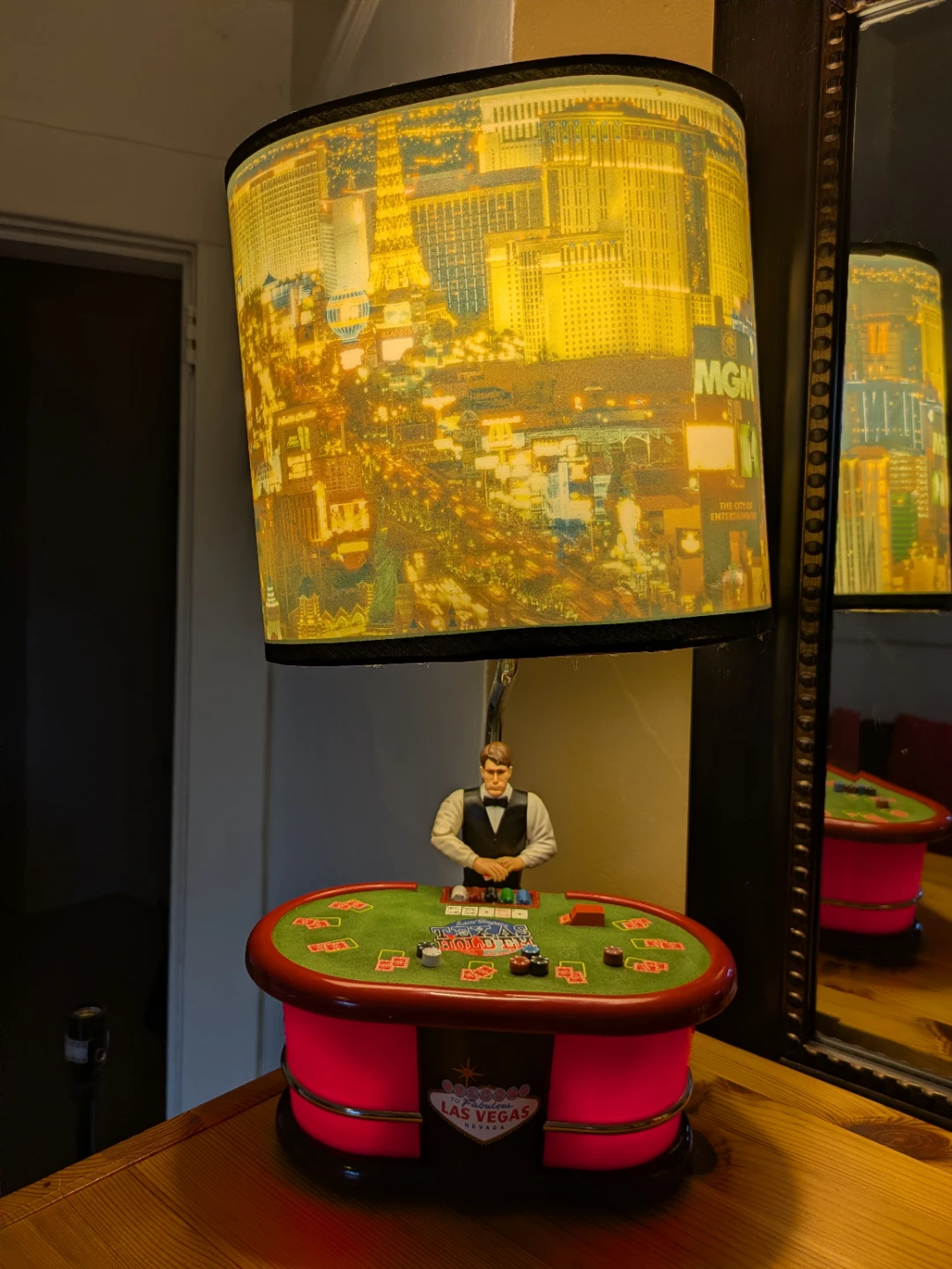 Vintage Las Vegas Texas Hold'em Dealer Lamp - photo 2