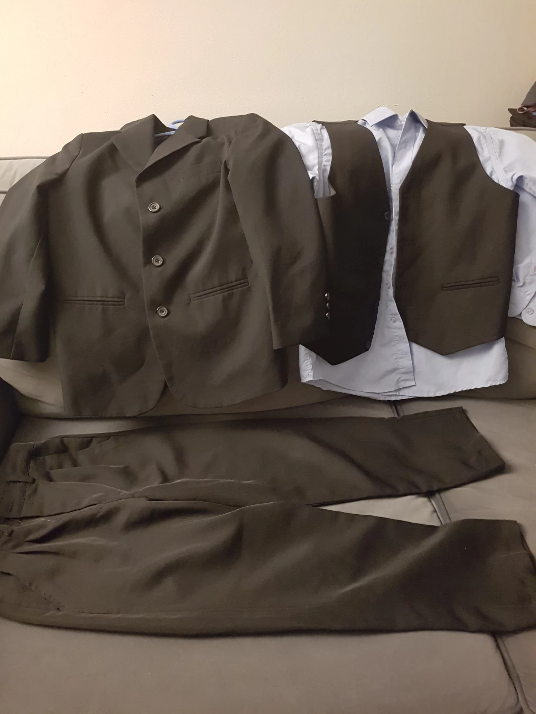 Boys formal suit. 8 year old 4 piece - photo 2