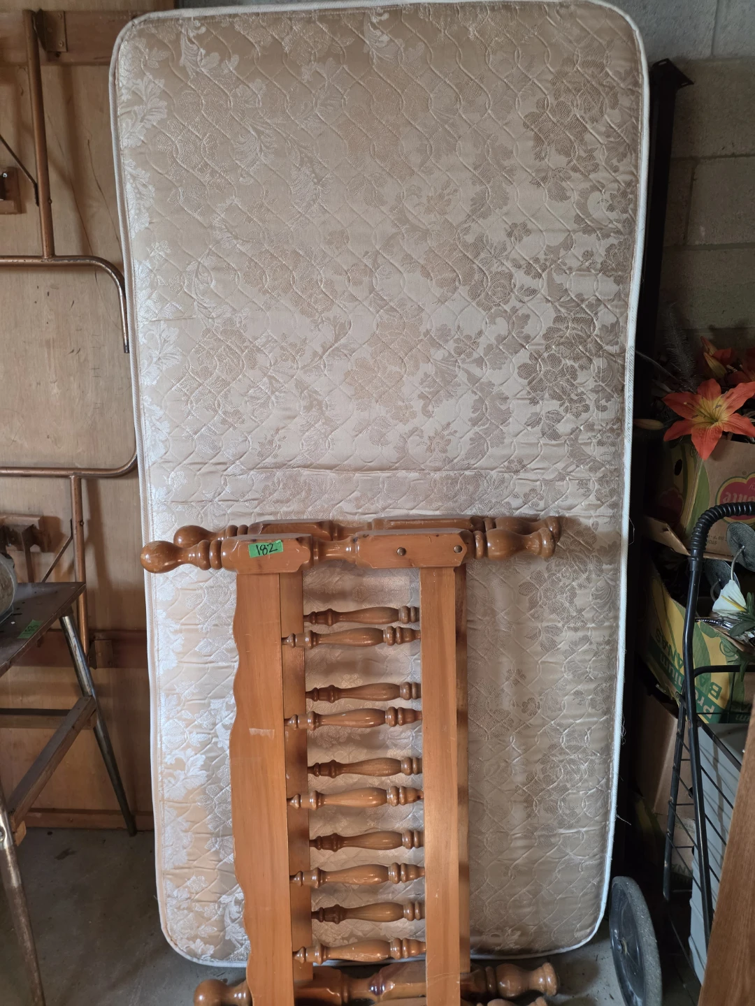Single size mattress with box sprin - photo 5