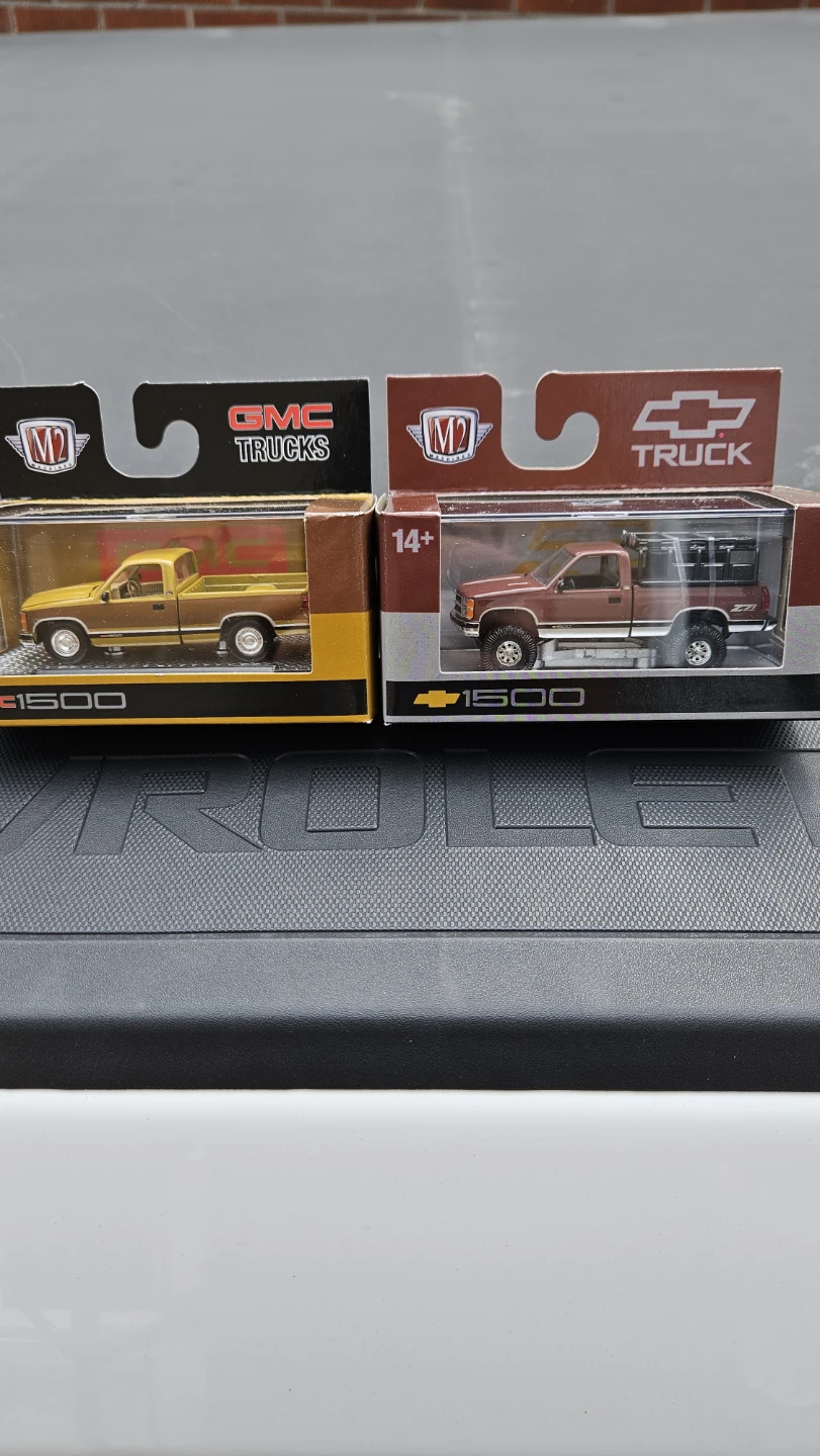 M2 Machines 1993 Chevrolet Silverado 1500 4x4 Diecast Truck