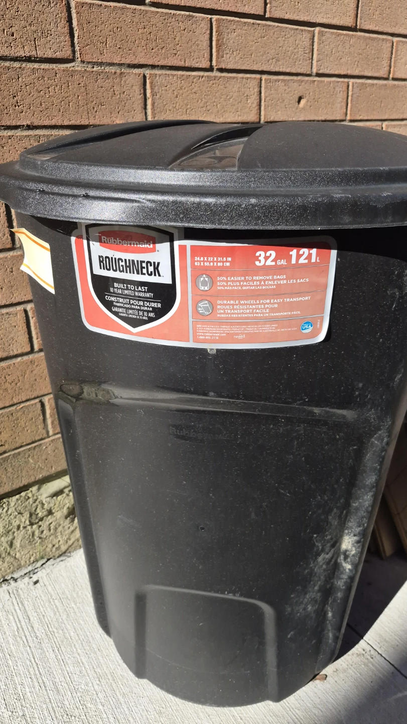 Rubbermaid Roughneck 32 Gallon Trash Can