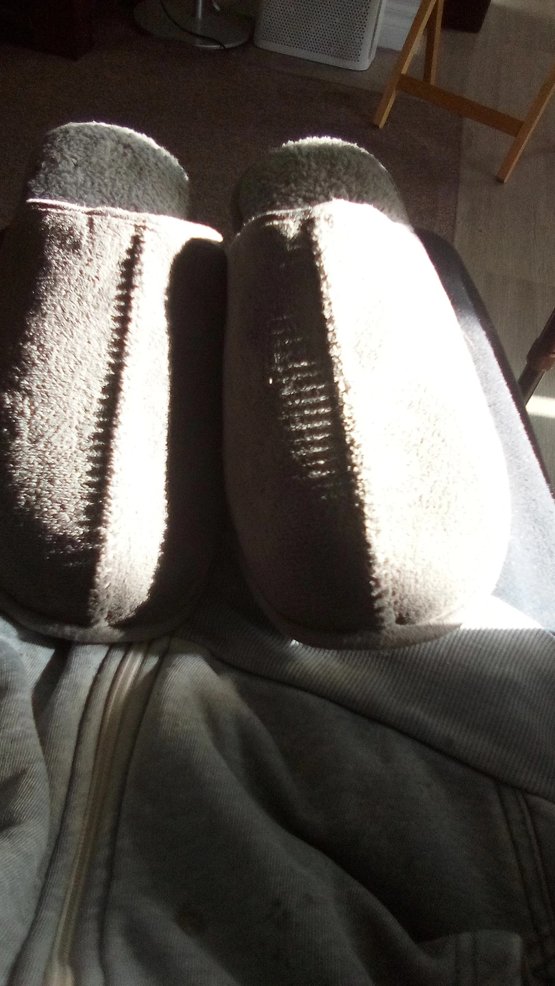 Mens tan Plush terry Slippers size 11-12 - photo 2