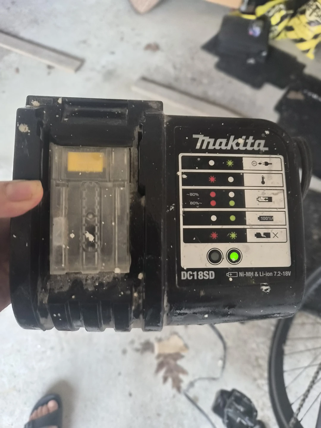 3 Makita Battery Chargers - photo 2