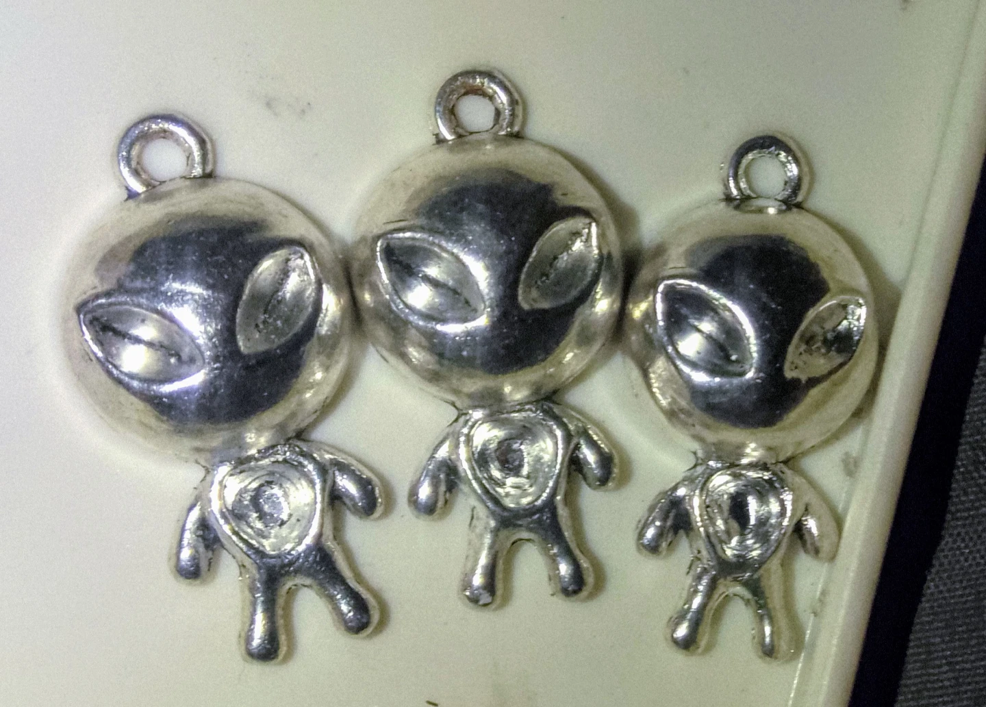 🏈   Set of 3 Alien Charms Zinc Alloy
