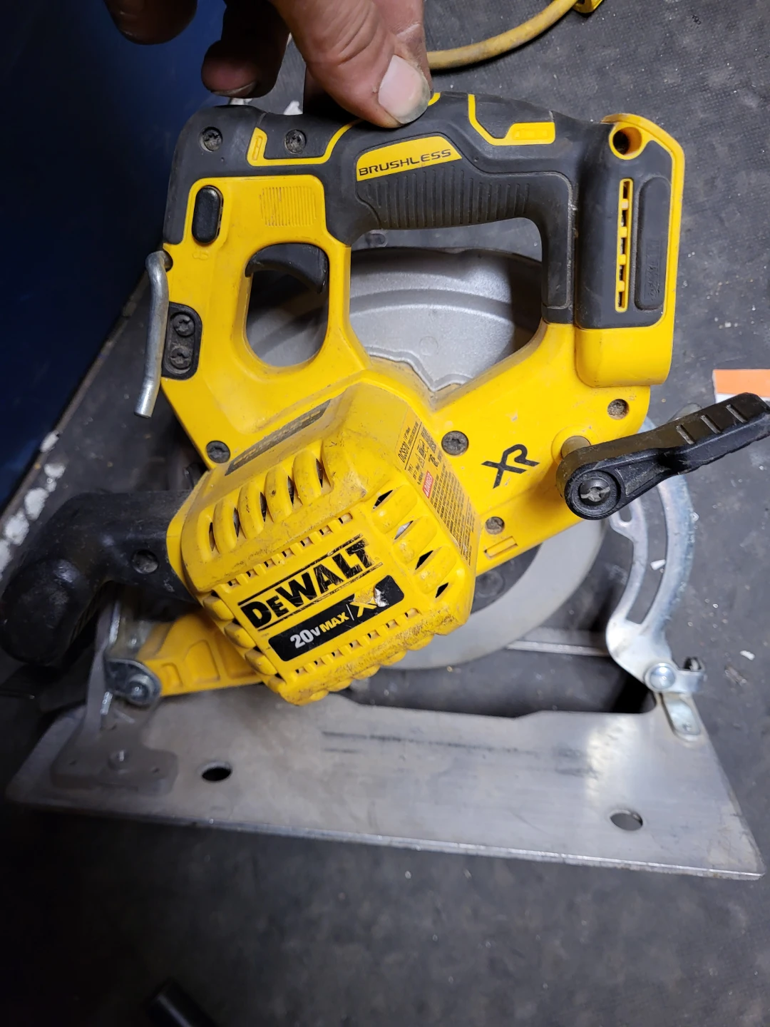 DeWalt 20V Max XR Brushless 7 1/4" Circular Saw  🏈 - photo 2