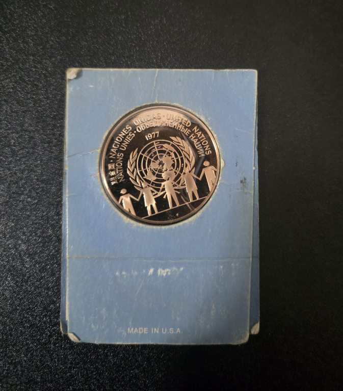 1977 United Nations Peace Medal - photo 2
