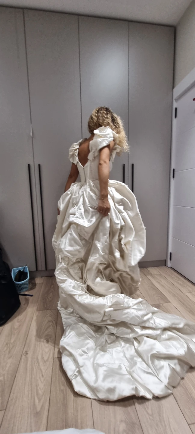 Custom Handmade Bridal Gown — Worn Once 🏈 - photo 3