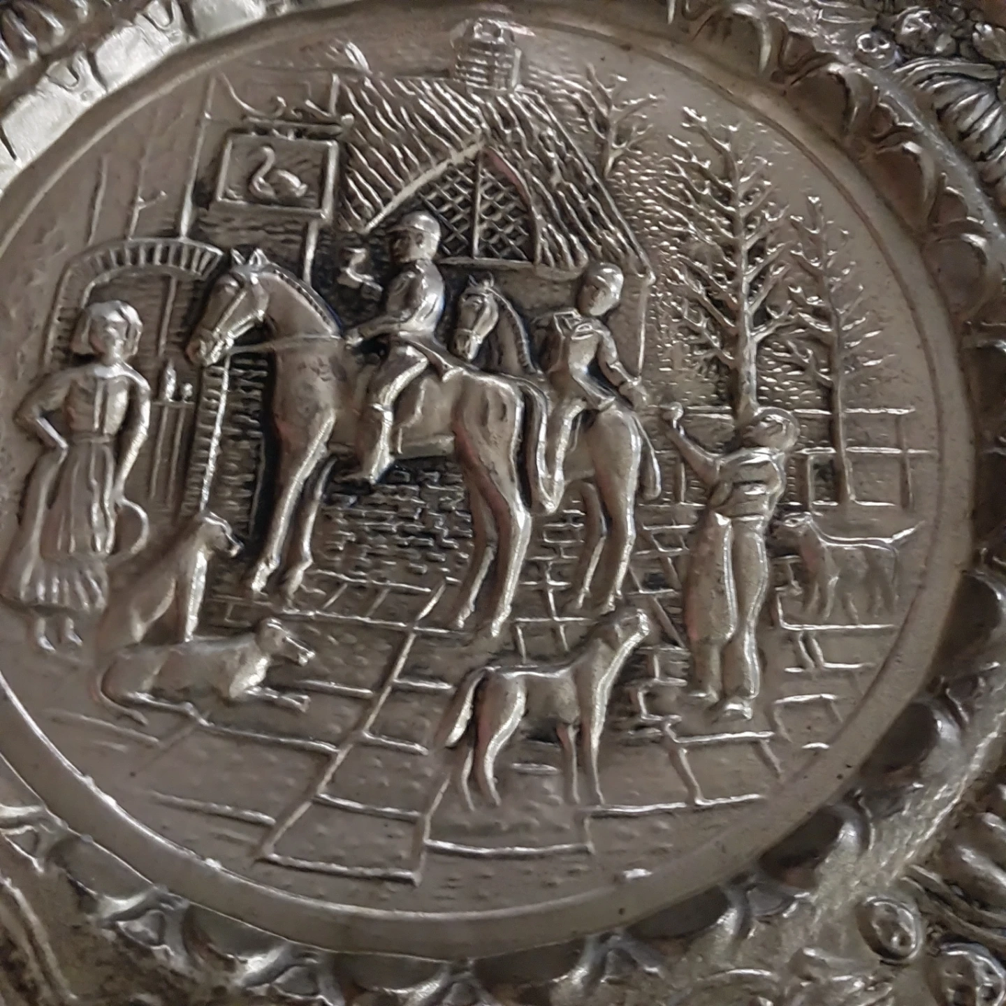 🏈Set of 2 Vintage Brass Relief Wall Plates🏈 - photo 2