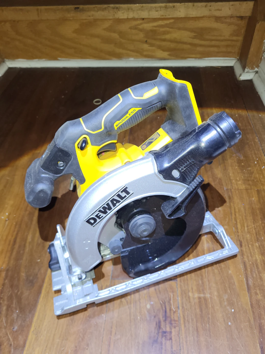 DEWALT 20V Max Brushless Circular Saw DCS565🏈