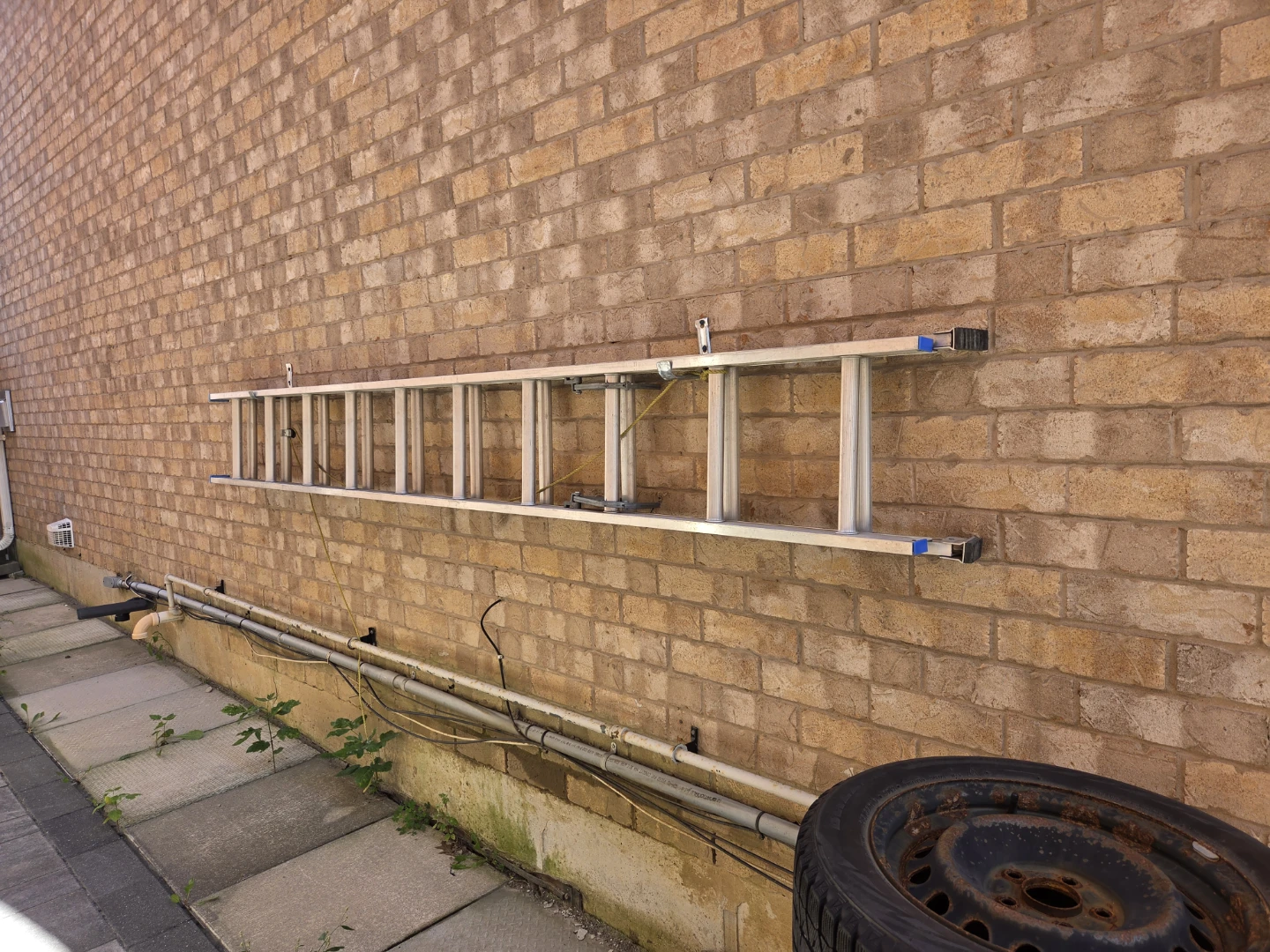 Aluminum extension ladder