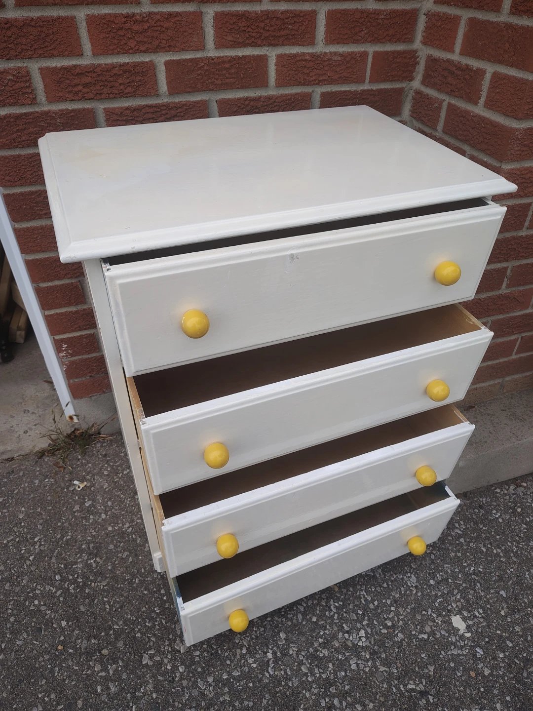 White Four-Drawer Dresser with Yellow Knobs - photo 2