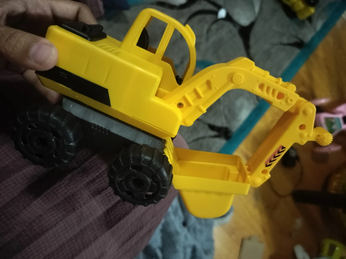 🏈 Yellow toy excavator