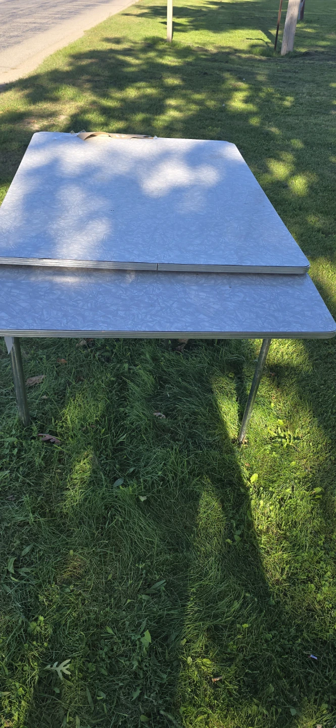 FREE TABLE (NO CHAIRS) - photo 2