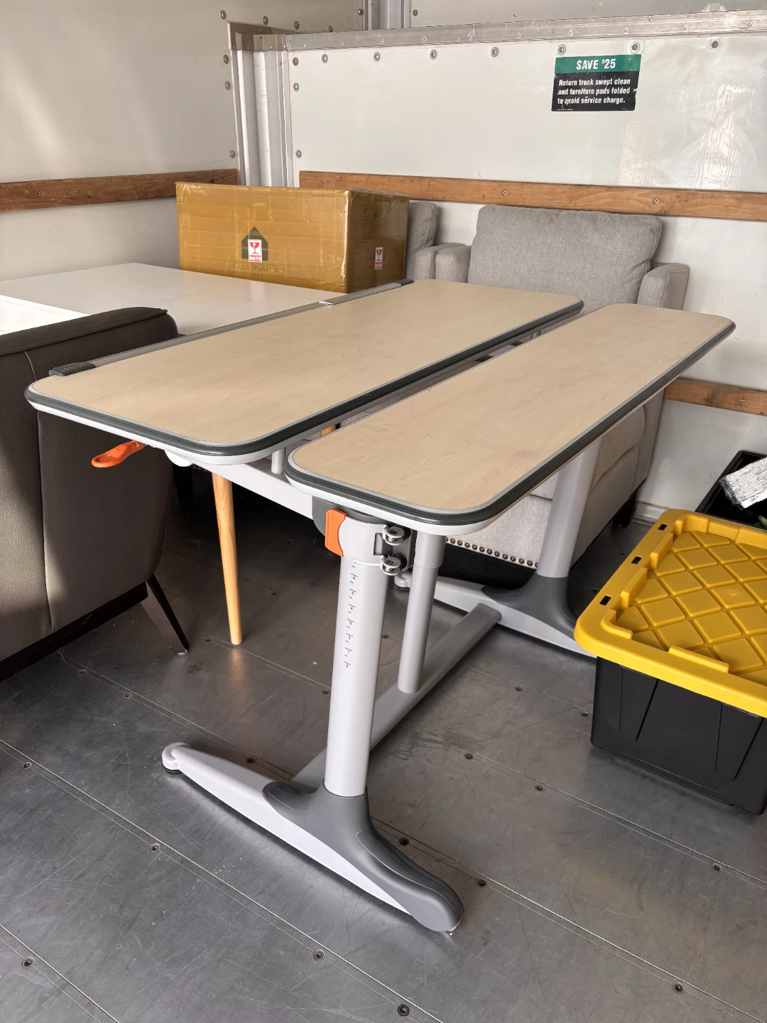Kids height-adjustable desk