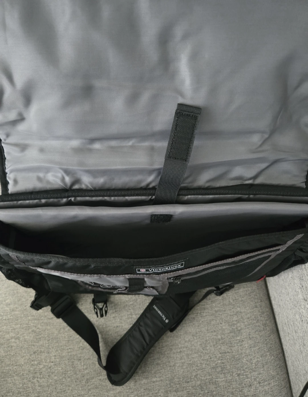 Victorinox Messenger Laptop Bag 🏈 - photo 5