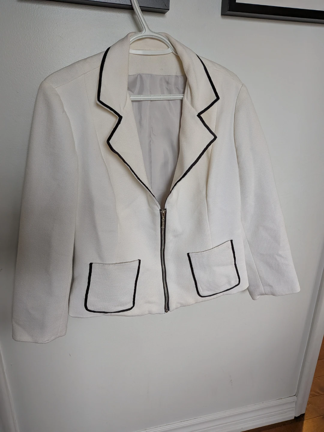 White textured blazer with black trim- L 🏈