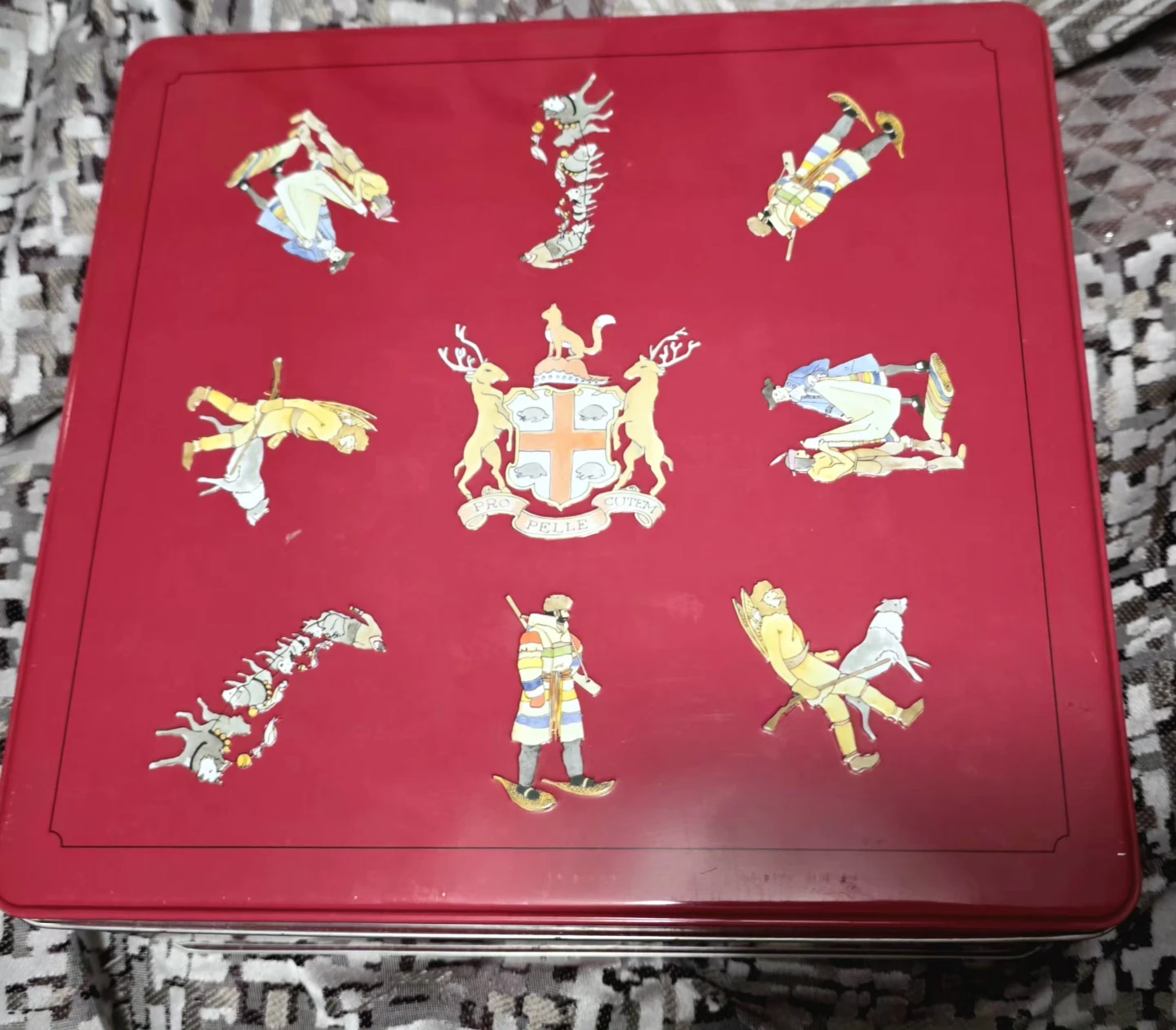 Vintage Hudson's Bay Company (HBC) Commemorative Biscuit Tin - photo 3