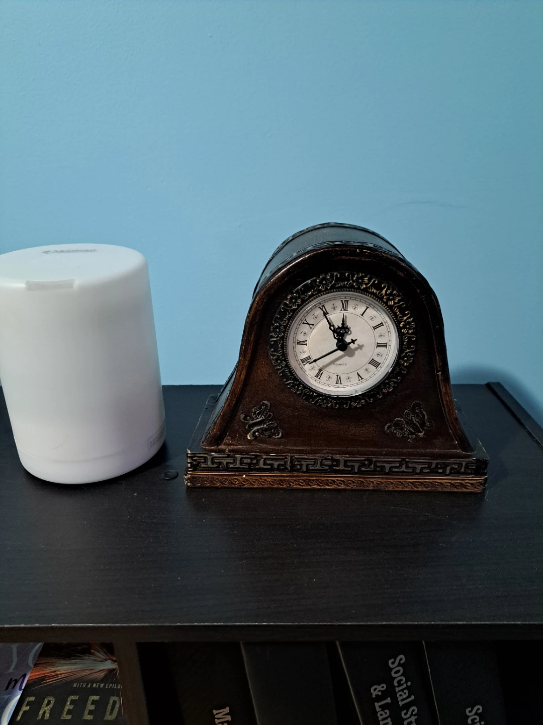 Vintage Style Quartz Table Clock - photo 3