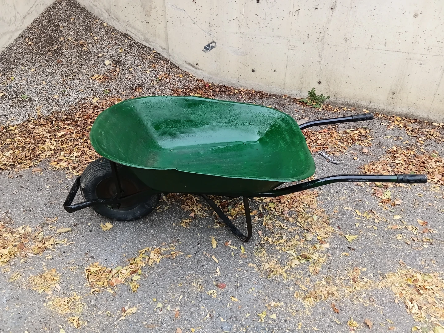 Heavy Duty Green Metal Wheelbarrow