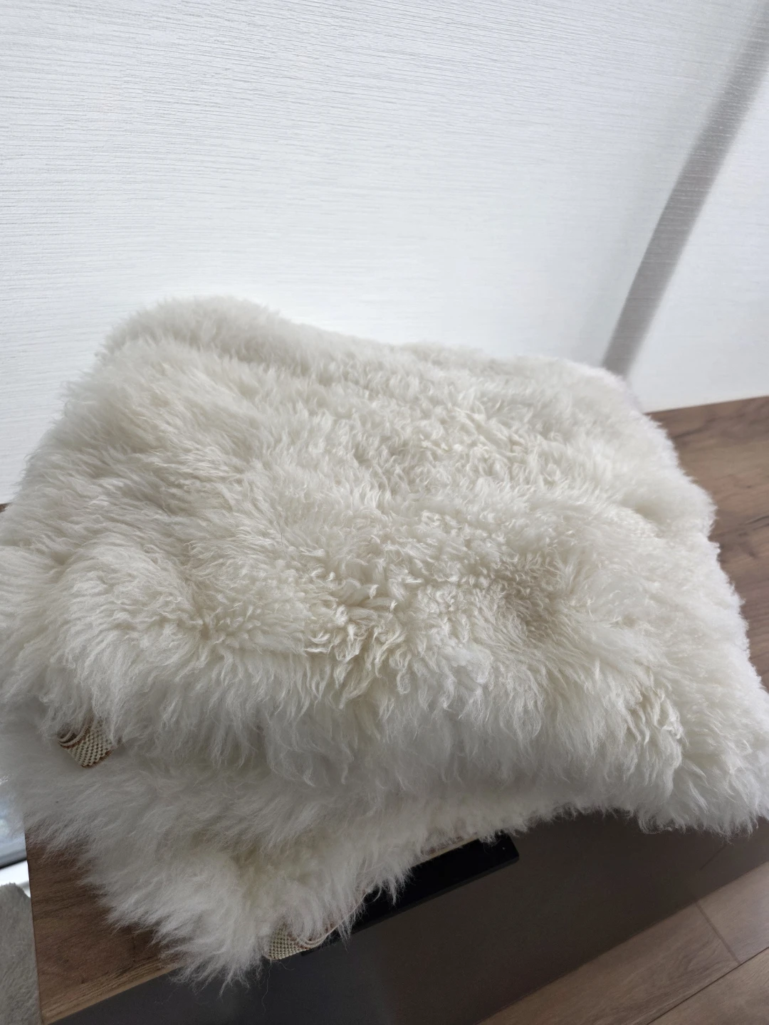 White sheepskin chair pad - photo 3