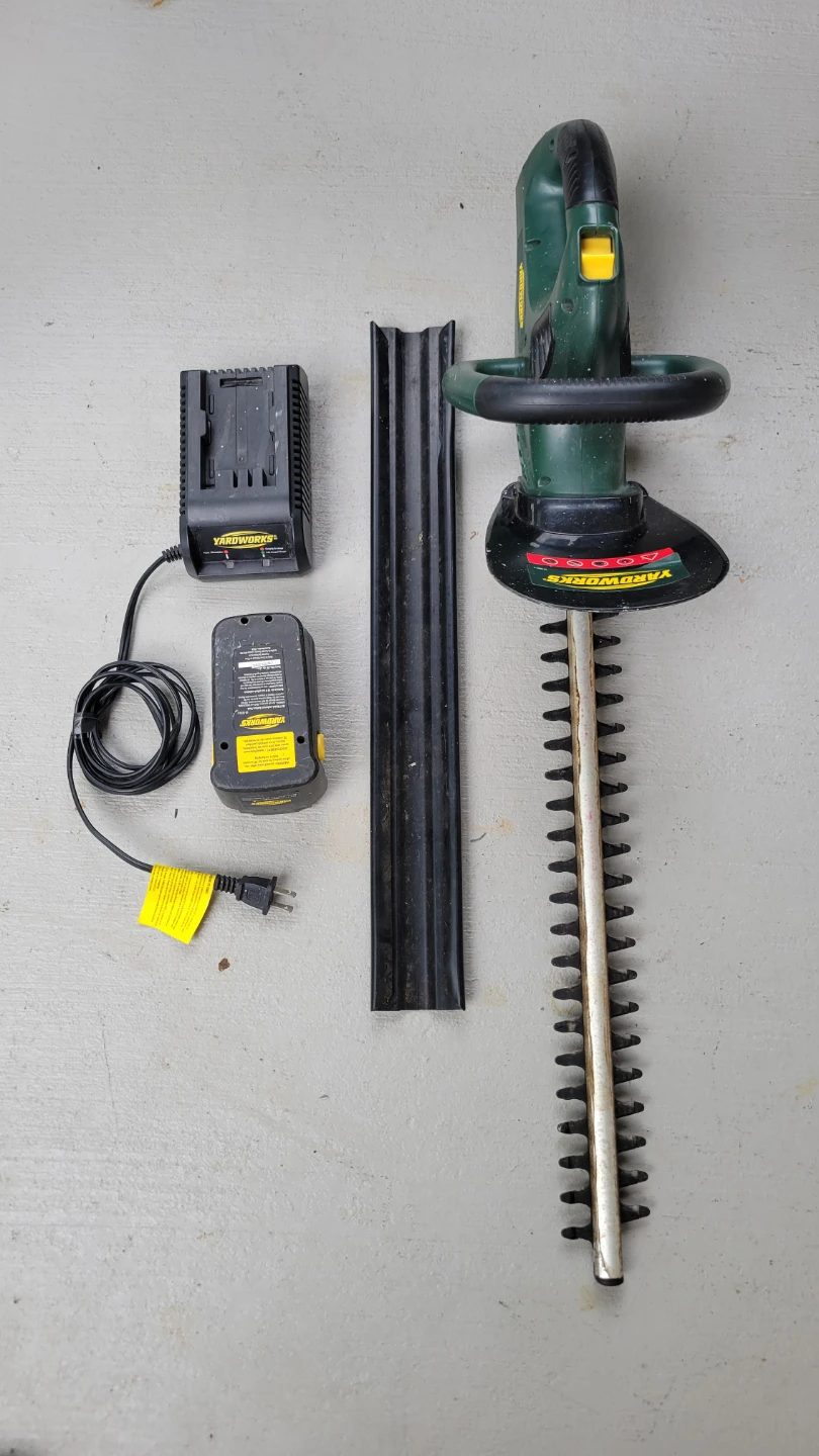 Yardworks 22" Cordless & 18" B&D Hedge Trimmer - photo 3