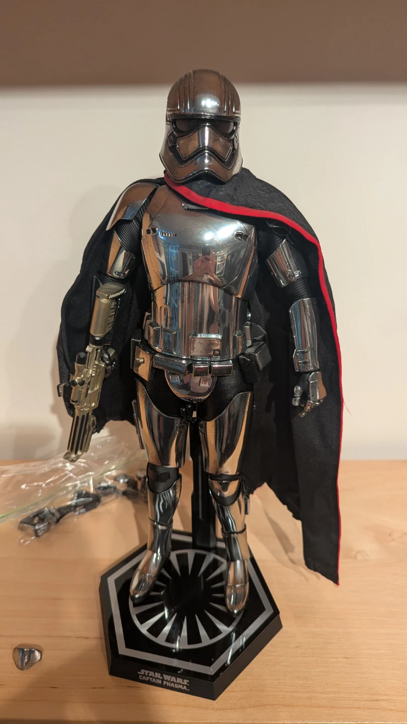 Hot Toys Captain Phasma - Damaged, Read Description - photo 2