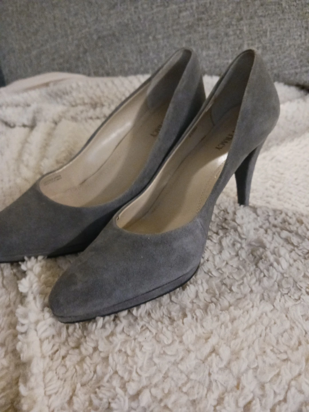 Ellen Tracy grey suede heels