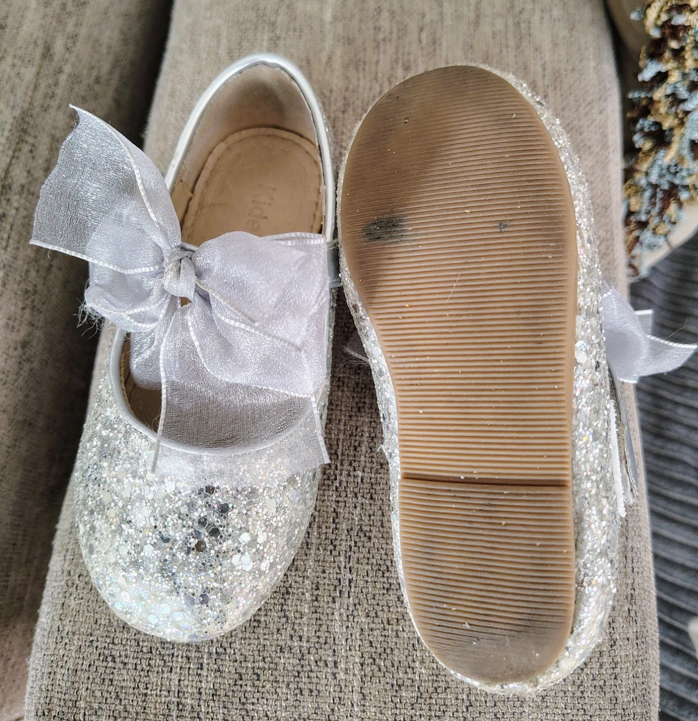 Sz 7 Sparkly silver glitter flats with bows - photo 2