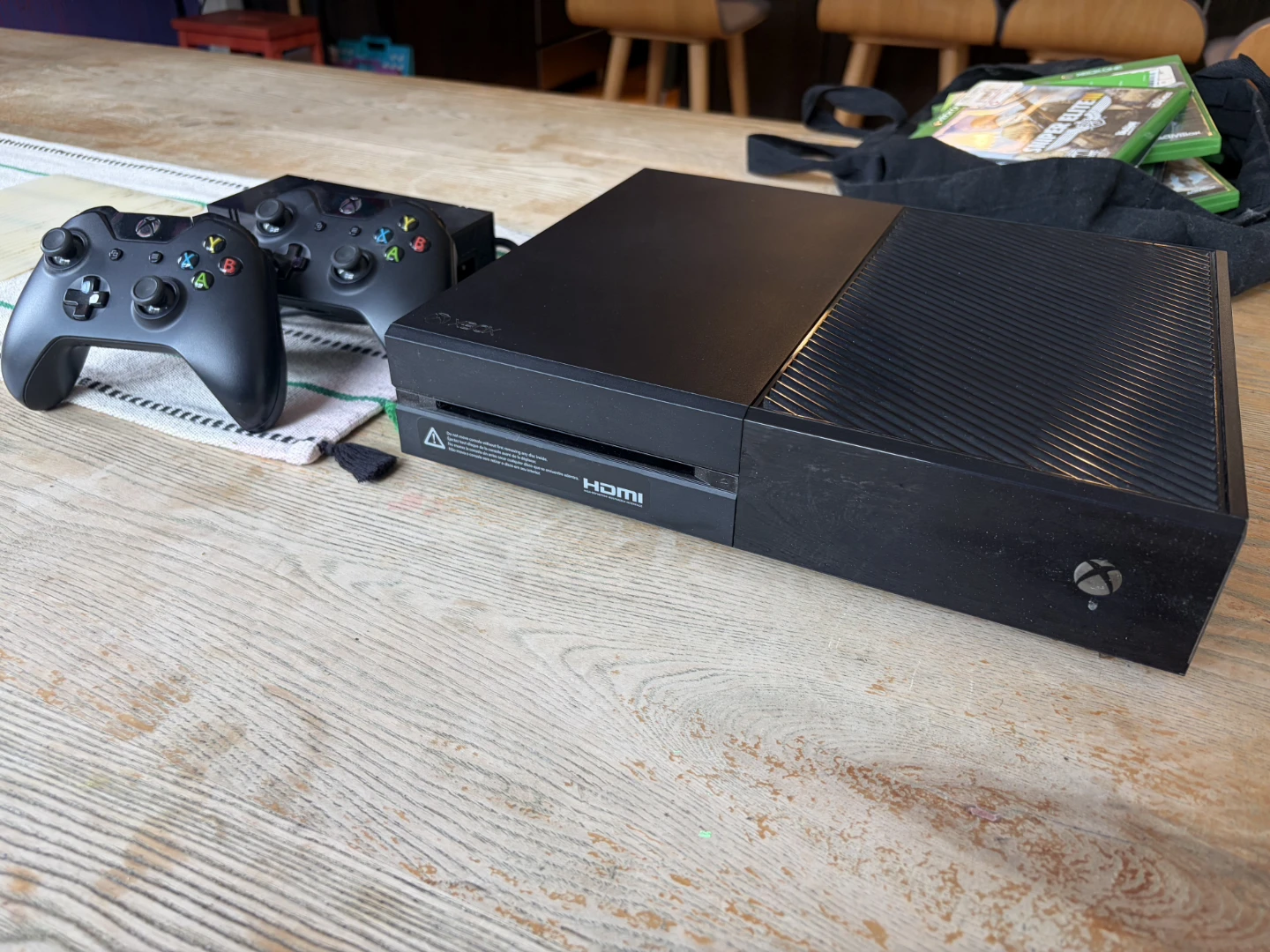 Xbox One, 2 Controllers and 10 games.