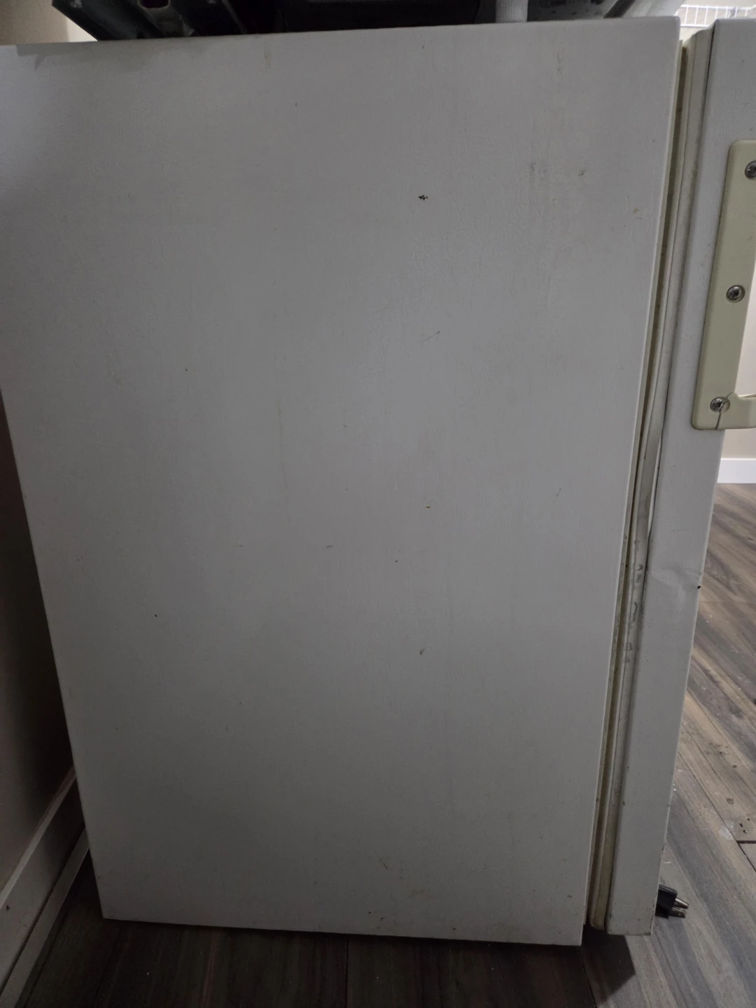 Wood's Compact Refrigerator - photo 3
